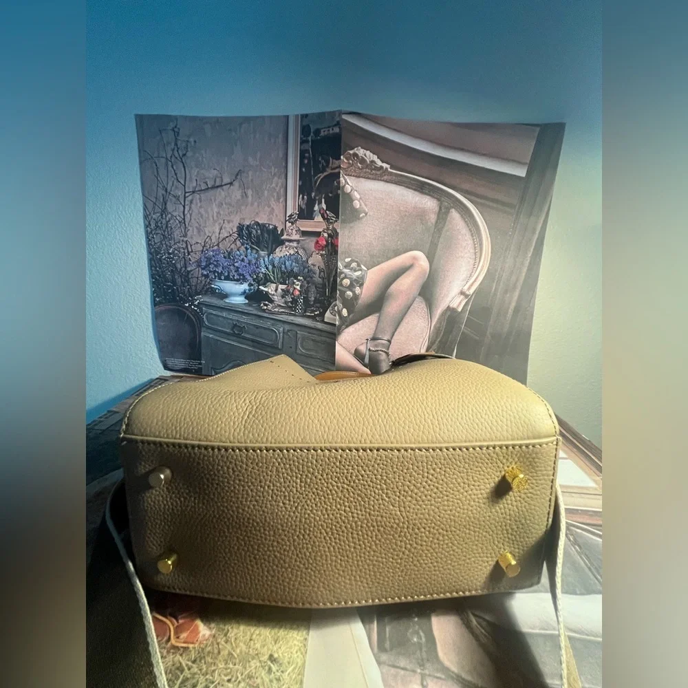 Elegant Tan  Handbag with 🩷 charm - perfect for the fall season ! 🍂🍂🍁🍁🍁🍁 - Picture 9 of 13